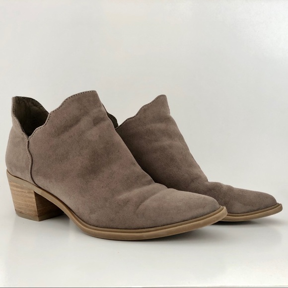 Betsey Johnson Taupe Suede Ankle Boots, size 6M - Picture 1 of 8